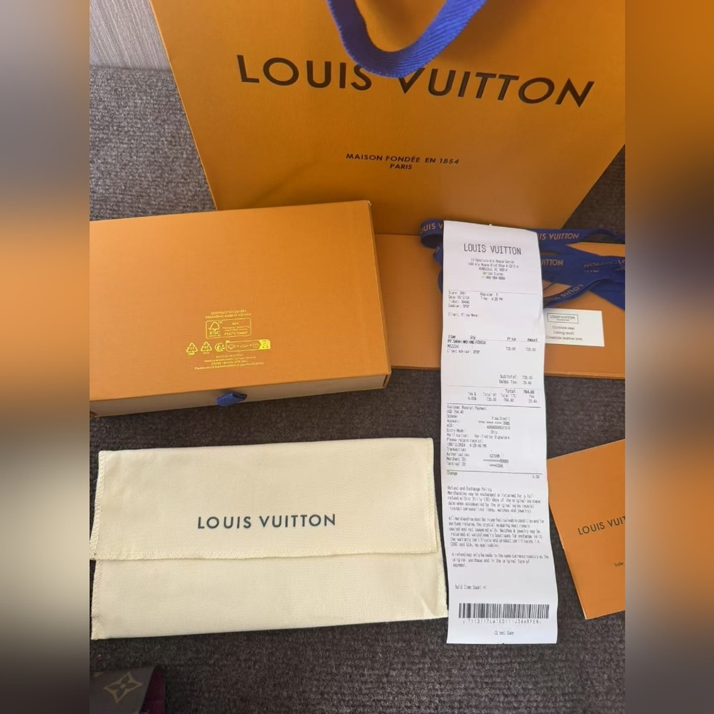 Louis Vuitton Sarah Wallet - Picture 15 of 16
